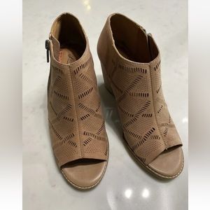 Women’s lucky brand peep toe booties size 9